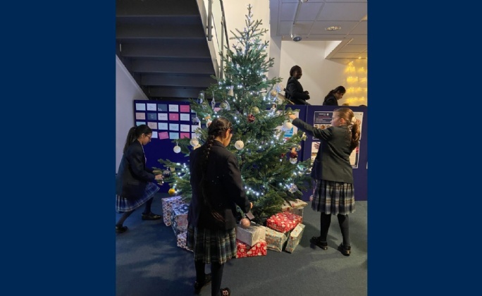 Latest News » Year 6 Students Celebrate Tree Decorating Event